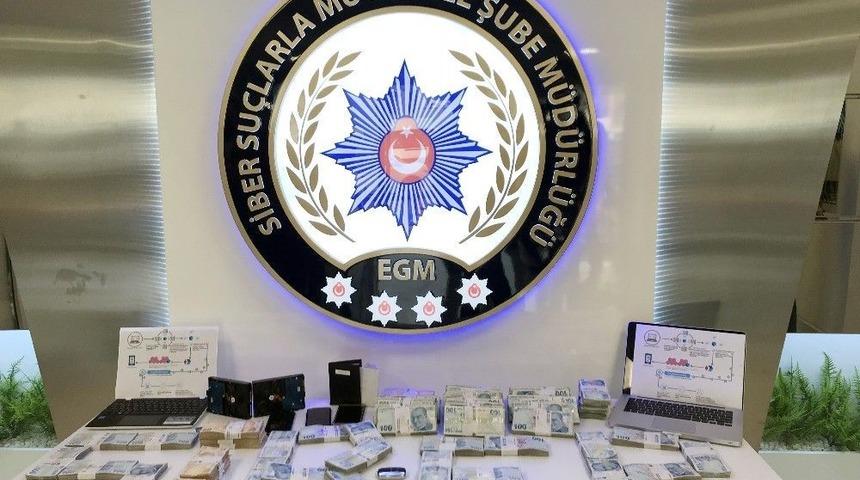 Bitcoin Dolandırıcısının Evinden &Ccedil;ıkan Paraların Sergisi Yapıldı