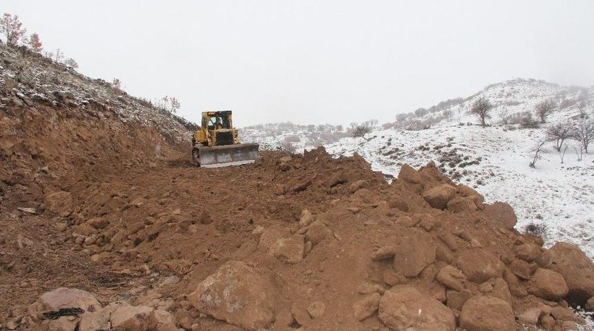 Başkan Karayol Yol &Ccedil;alışmalarını Yerinde İnceledi