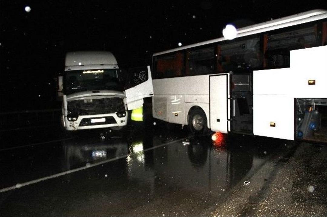 Yolcu Otob&uuml;s&uuml; İle Tır &Ccedil;arpıştı: 7 Yaralı