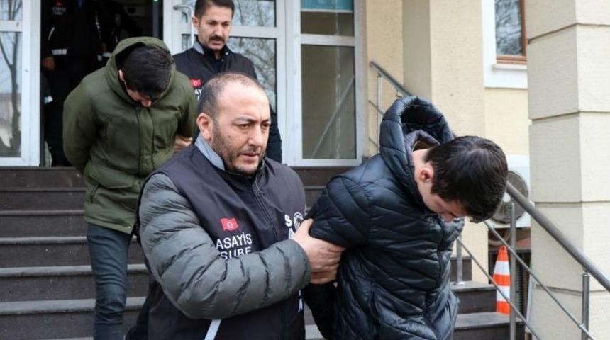 10 Bin Tl Değerinde Sigara &Ccedil;alan Hırsızlar Yakayı Bir G&uuml;nde Ele Verdi