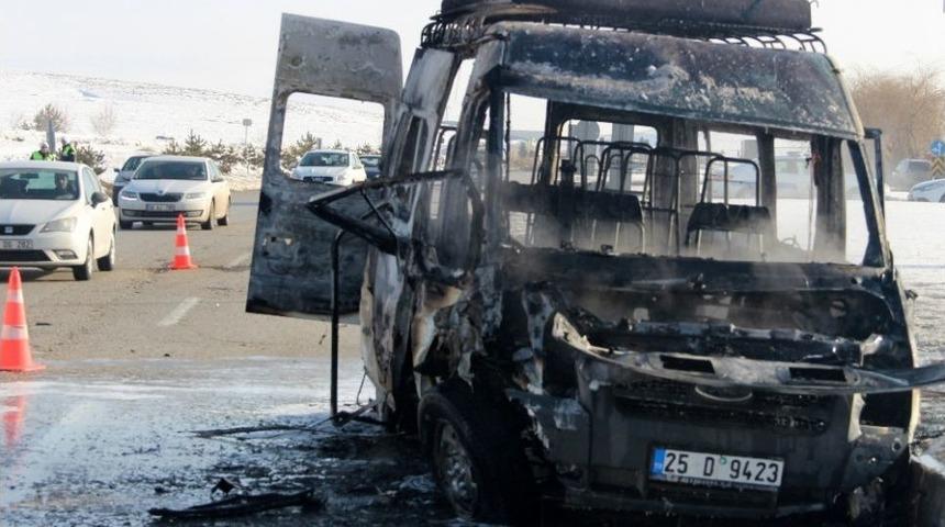 Kaza Sonrası Yolcu Minib&uuml;s&uuml; Alev Alev Yandı
