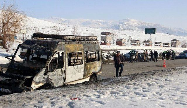 Kaza Sonrası Yolcu Minibüsü Alev Alev Yandı