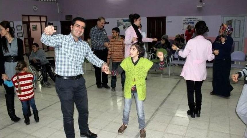 Engelli Gen&ccedil;ler G&ouml;n&uuml;llerince Eğlendi