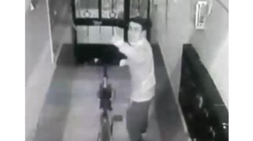 Bisikleti &Ccedil;aldı, G&uuml;venlik Kamerasına El Hareketleriyle Mesaj Bıraktı