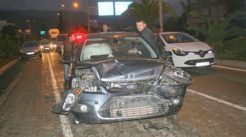 Marmaris&rsquo;te Kırmızı Işıkta Zincirleme Trafik Kazası