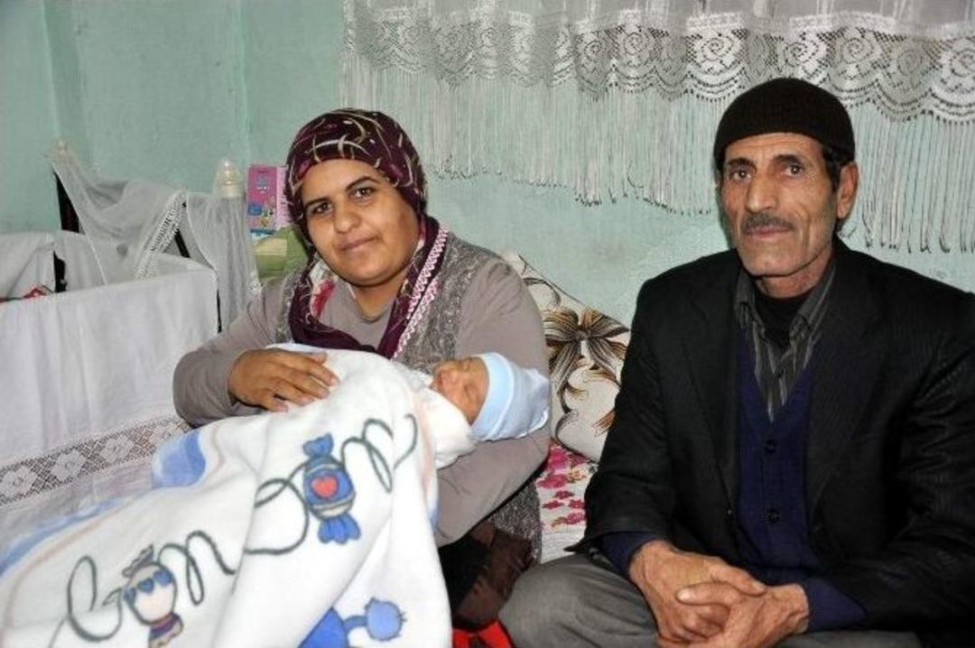 Suriyeli Aile Yeni Doğan Bebeklerine Recep Tayyip Erdoğan İsmini Verdi