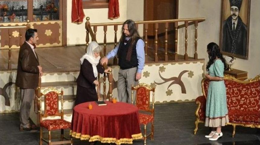 &rsquo;bir Adam Yaratmak&rsquo; Adlı Tiyatro Oyunu İlgi G&ouml;rd&uuml;