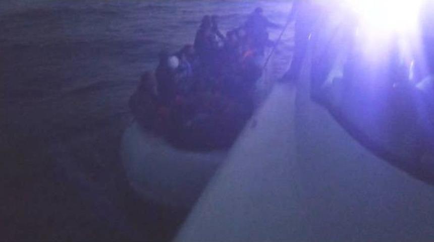 Sahil G&uuml;venlik Batma Tehlikesi Ge&ccedil;iren 42 G&ouml;&ccedil;meni Son Anda Kurtardı