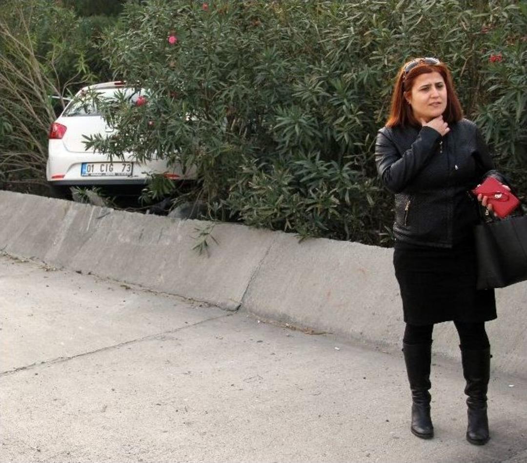 Tırın Sıkıştırdığı Kadın S&uuml;r&uuml;c&uuml; Bariyerlere &Ccedil;arptı