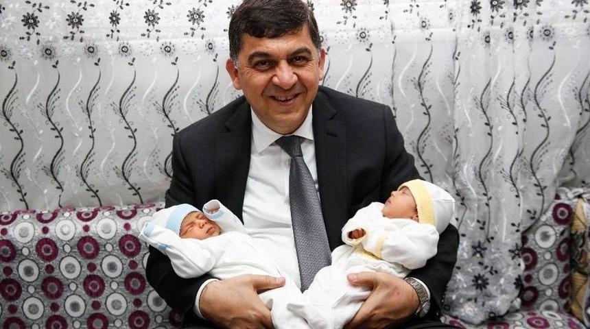 Fadıloğlu&rsquo;ndan İkiz Bebeklere Ziyaret