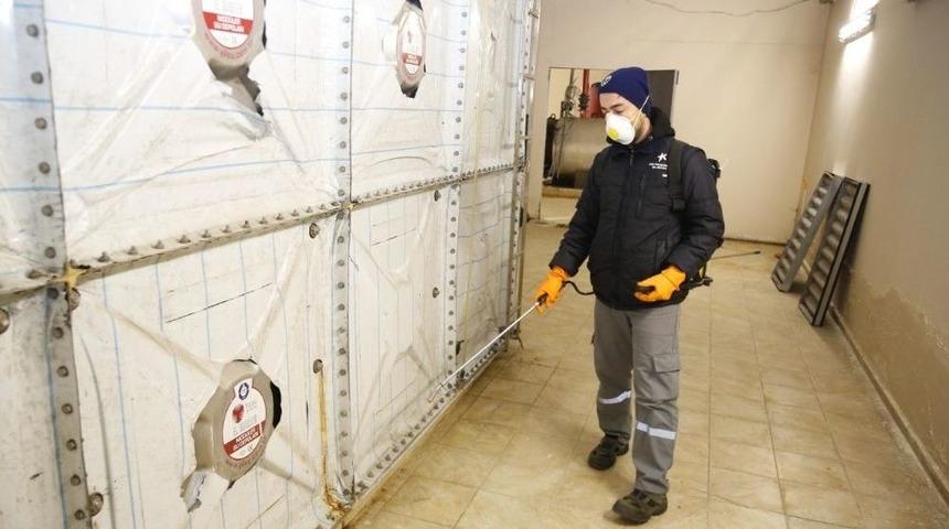 K&uuml;&ccedil;&uuml;k&ccedil;ekmece Belediyesinden Okullarda Dezenfekte &Ccedil;alışması