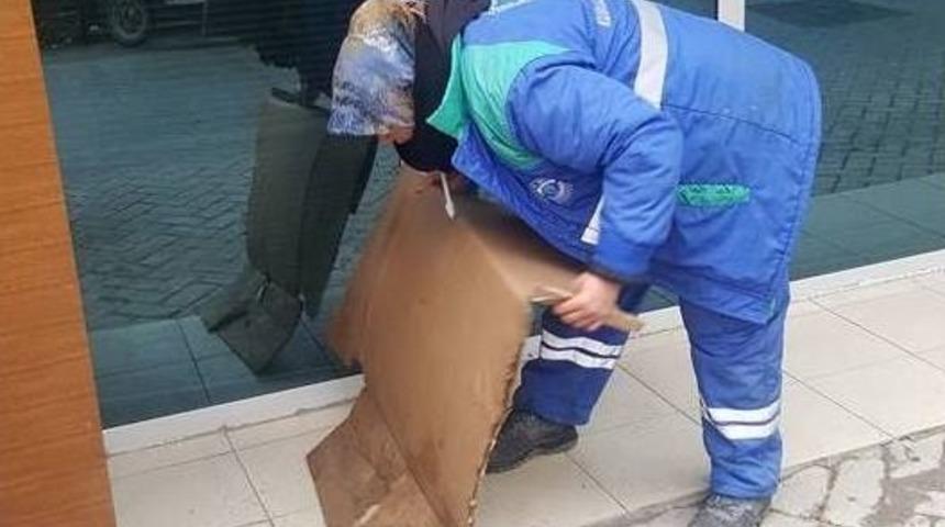 Temizlik G&ouml;revlisinden Alkışlanacak Hareket