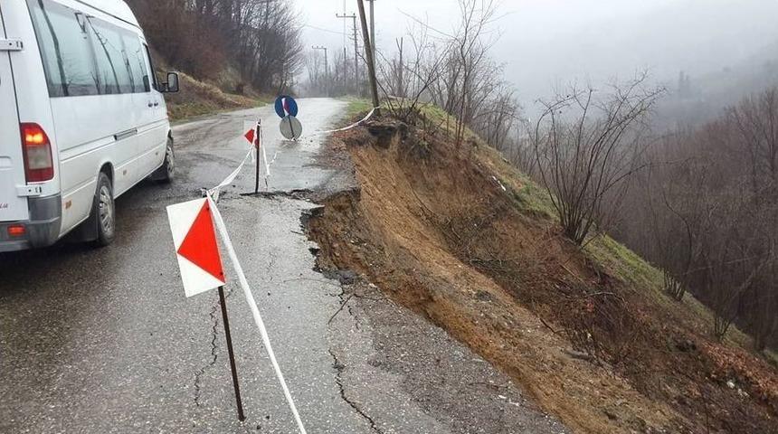 Ak&ccedil;akoca&rsquo;da K&ouml;y Yolunda Heyelan