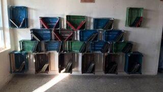 Meyve Kasalarından Kütüphaneye Raf Yapıldı