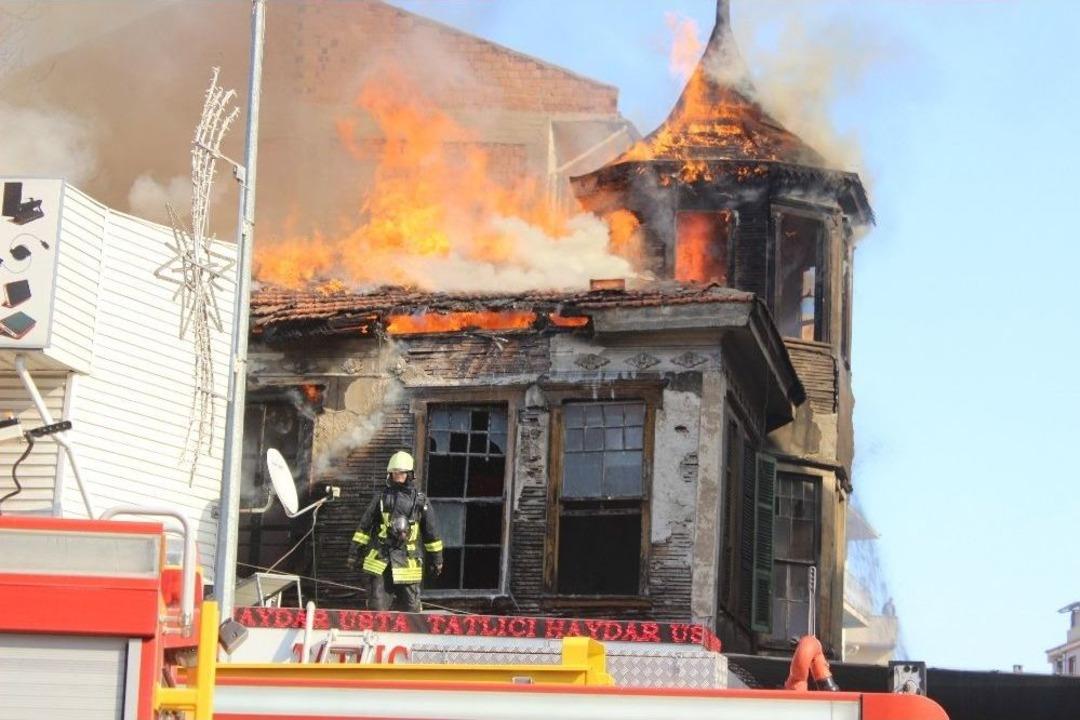 Tarihi Ev Alevlere Teslim Oldu