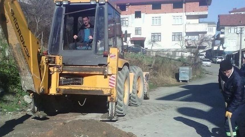 Ak&ccedil;akoca Belediyesi Ekipleri Yol Bakım Ve Onarım &Ccedil;alışmalarını S&uuml;rd&uuml;r&uuml;yor