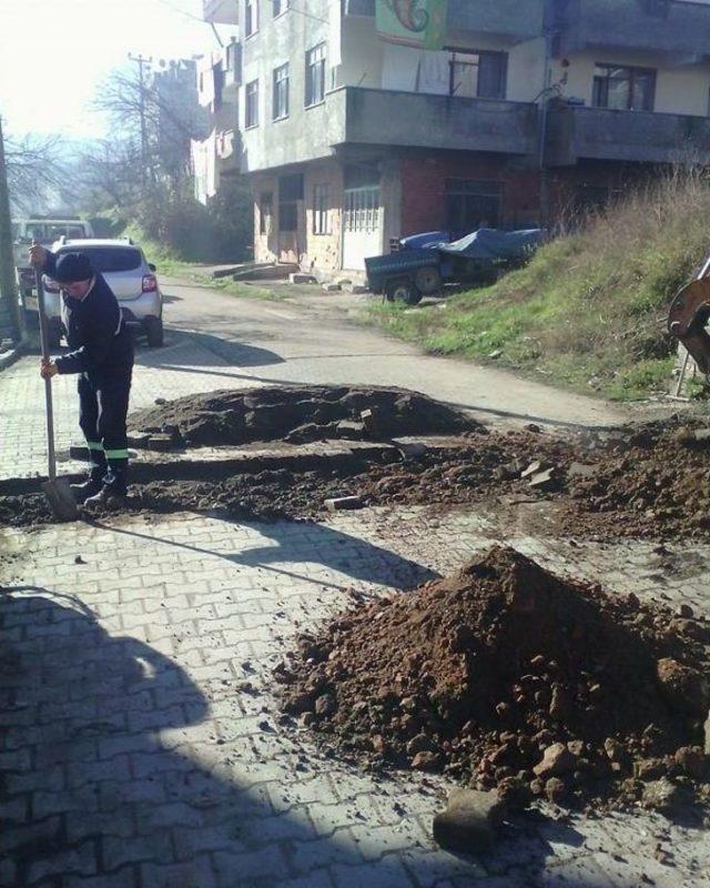 Ak&ccedil;akoca Belediyesi Ekipleri Yol Bakım Ve Onarım &Ccedil;alışmalarını S&uuml;rd&uuml;r&uuml;yor 1