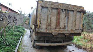 Taş Kamyonu Rampada Bozulunca 4 Gündür Bulunduğu Yerden Kaldırılamadı