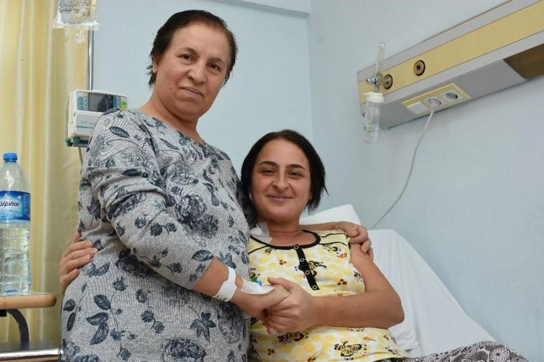 60 Yaşındaki Anne B&ouml;breğini Vererek Kızını Hayata Bağladı