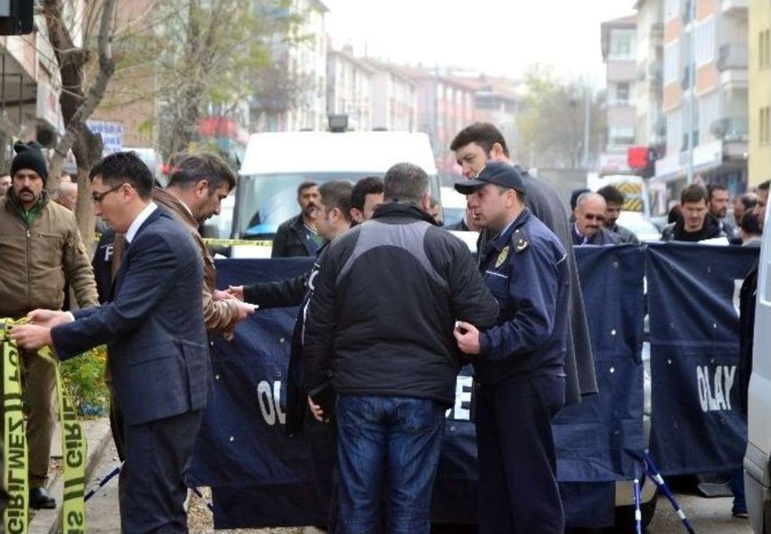 Direksiyon Başında G&ouml;ğs&uuml;nden Vurulmuş Halde &Ouml;l&uuml; Bulundu