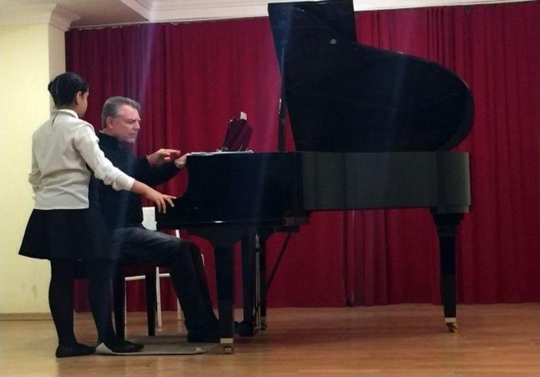 &Uuml;nl&uuml; Piyanist H&uuml;seyin Sermet, &Ccedil;&uuml; Devlet Konservatuvarında