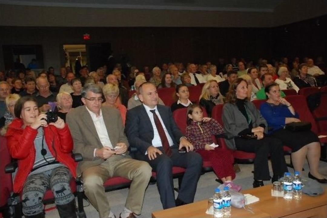 Didim&rsquo;de Yabancılar Bu Kez Eğitim İ&ccedil;in Sahneye &Ccedil;ıktı