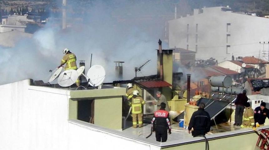 Edremit&rsquo;te Baca Yangını Korkuttu