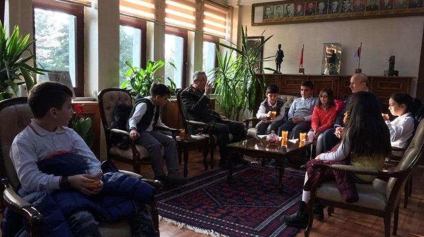 Minik Yürekler, Resim Ve Şiirlerini Afrin’e Gönderilmesi İçin Tugay Komutanı Yücel’e Teslim Ettiler