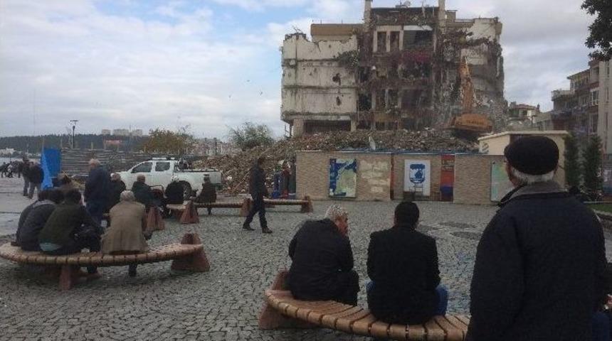 Film İzler Gibi Yıkımı Seyrettiler