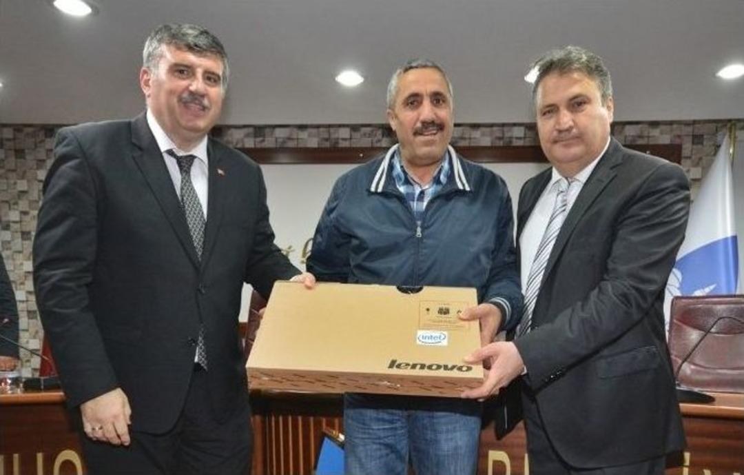 &Ouml;nce Sertifikalarını Aldılar Sonra Bilgisayarlarını