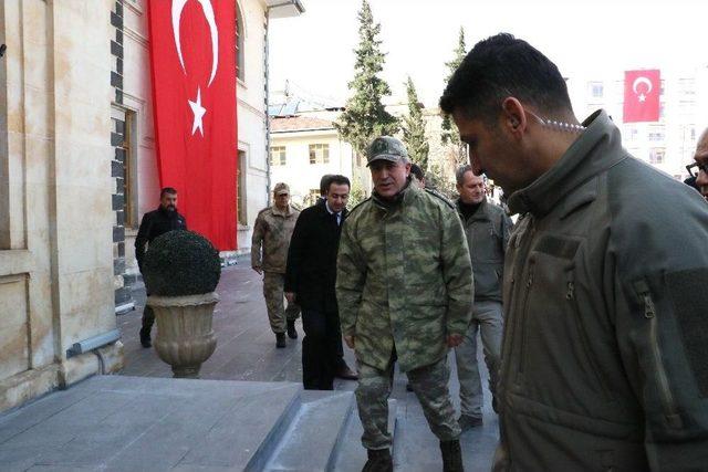 Genelkurmay Başkanı Hulusi Akar, Kilis’te Zeytin Dalları İle Karşılandı