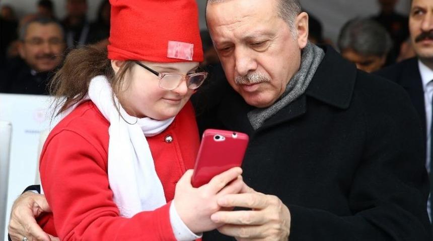 Down Sendromlu K&uuml;&ccedil;&uuml;k Kızın Erdoğan Sevgisi
