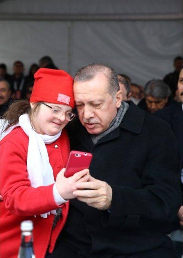 Down Sendromlu Küçük Kızın Erdoğan Sevgisi