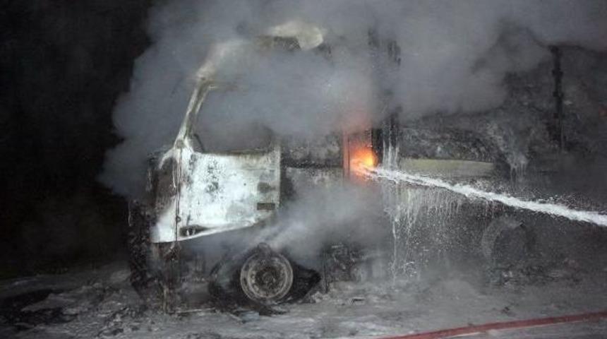 Bolu Daği'nda Tir Alev Alev Yandi