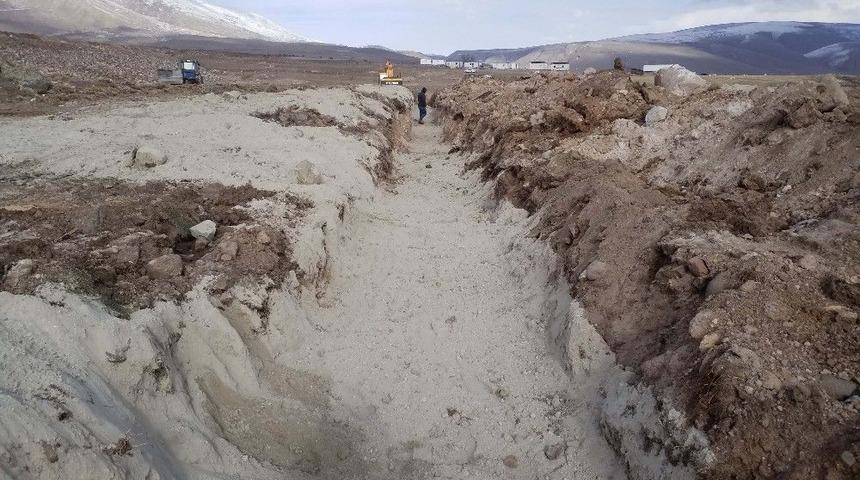 Pasinler Taşkaynak Sulaması Projesinde &Ccedil;alışmalar B&uuml;t&uuml;n Hızıyla S&uuml;r&uuml;yor