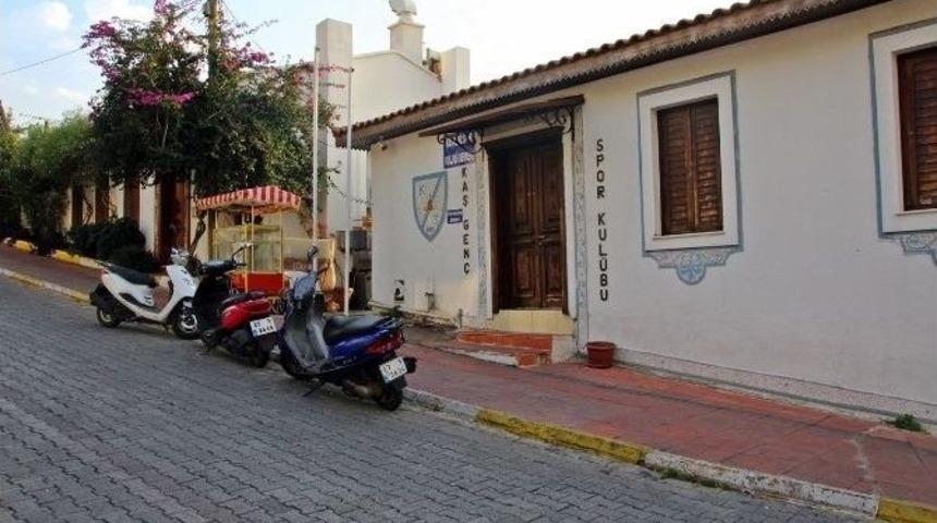 Polisten, Spor Kul&uuml;b&uuml;ne Kumar Baskını