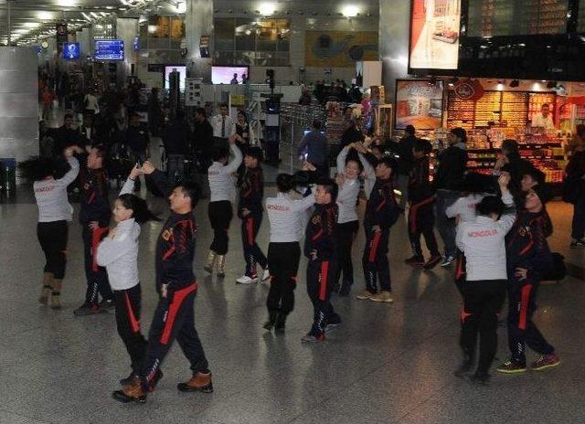 Moğollar, Danslarıyla Havalimanını Coşturdu 1