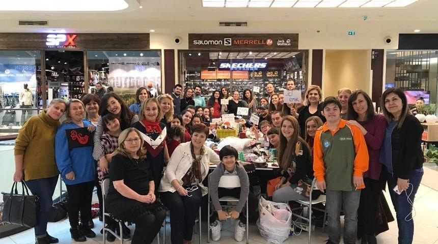 İzmir’de Kesip Yapıştırdılar, Iğdır’a Sevgi İliştirdiler