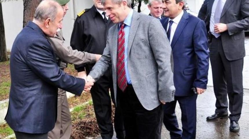 &Ccedil;anakkale Valisi &Ccedil;inar, Zincirbozan'i Gezdi