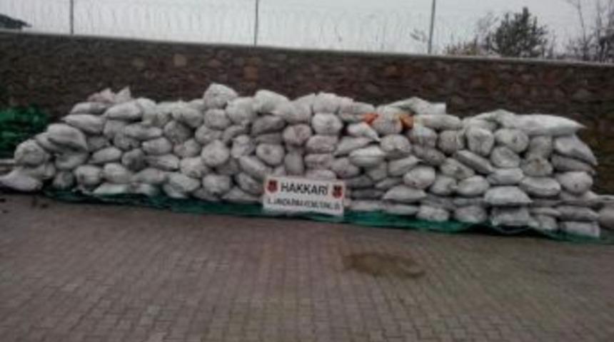 Hakkari'de K&ouml;m&uuml;r Y&uuml;kl&uuml; Kamyonda 6 Ton Ka&ccedil;ak &Ccedil;ay