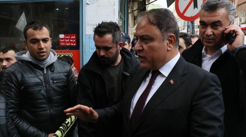 Kilis Valisi Tekinarslan, Roketin D&uuml;şt&uuml;ğ&uuml; Yerde İnceleme Yapıyor