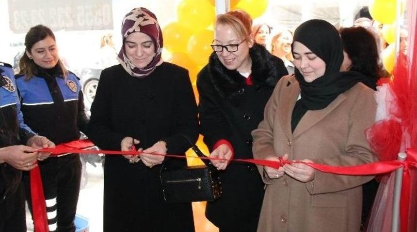 Polis Eşleri &Ouml;ğrencilere Burs Vermek İ&ccedil;in &rsquo;kermes&rsquo; A&ccedil;tı