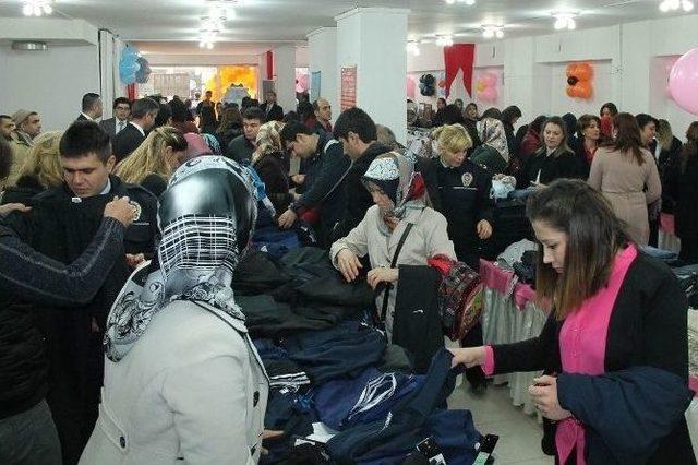 Polis Eşleri Öğrencilere Burs Vermek İçin ’kermes’ Açtı