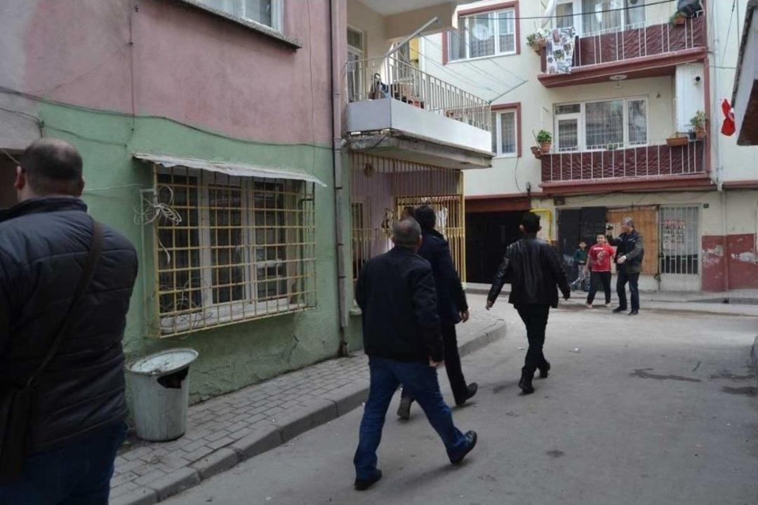 Baskında Uyuşturucuyu Klozete Ve Sobaya Attı