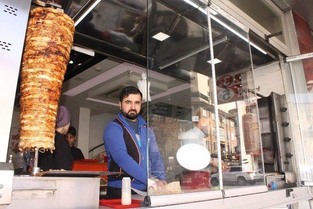 “yemekte Üzüm Hoşafı, Ekmek Değil Döner Var”