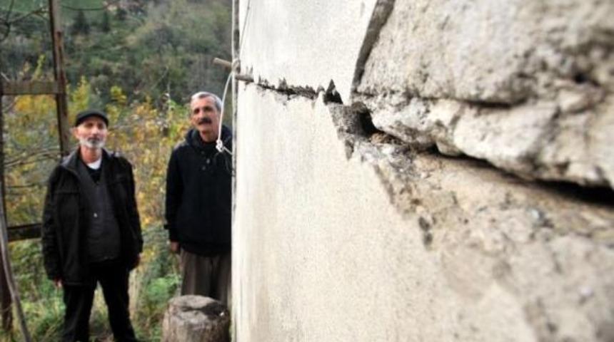 Depremde D&uuml;zce'den Ka&ccedil;ti, &Ccedil;ayeli'nde Evini De Maden Ocağindaki Patlamalar Yikti