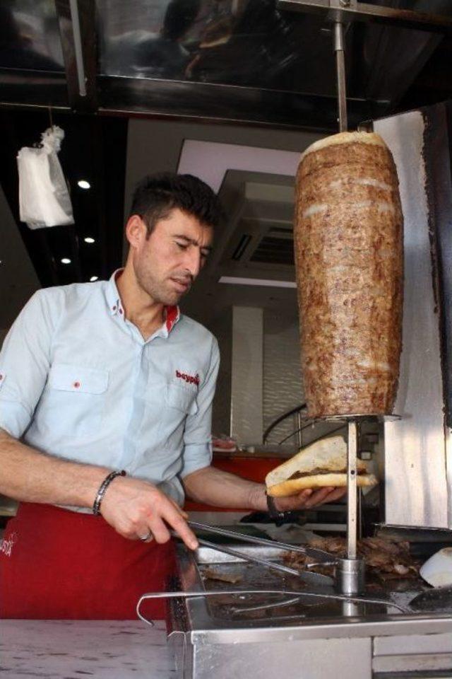 “yemekte Üzüm Hoşafı, Ekmek Değil Döner Var”