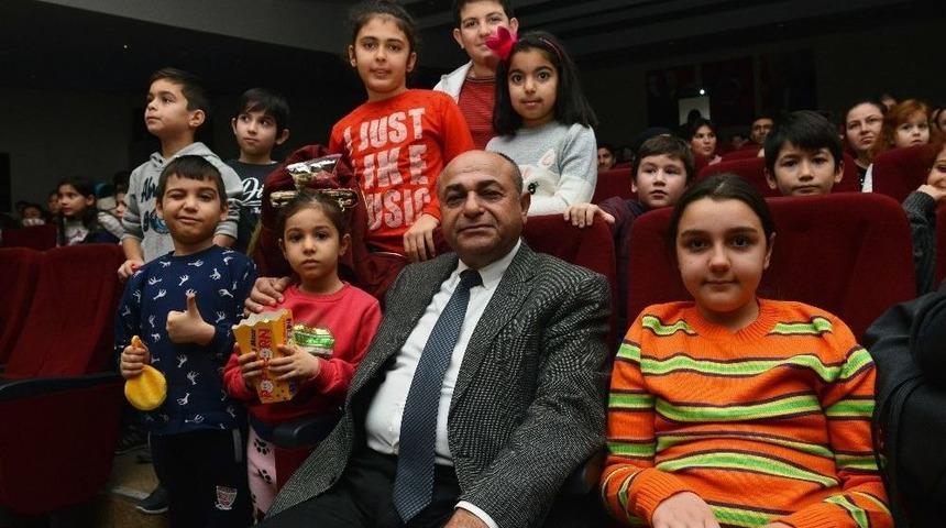 Başkan Hasan Arslan &Ccedil;ocuklarla Film İzledi