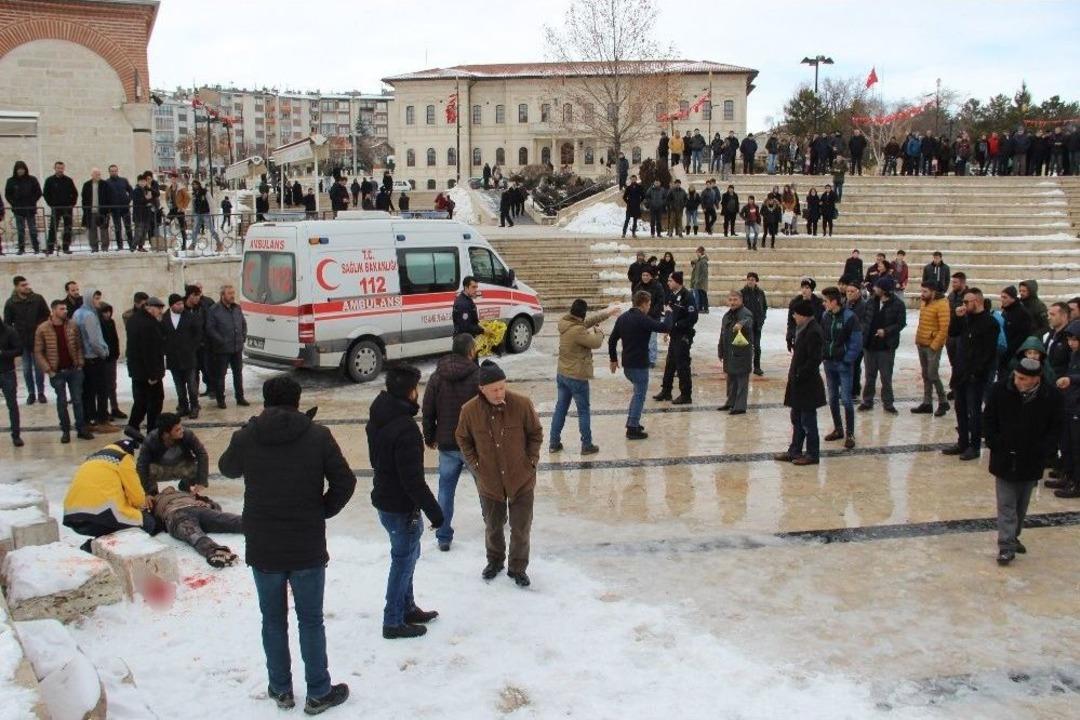 Afgan Uyruklu Şahıslar Arasında Bı&ccedil;aklı Kavga: 2 Yaralı