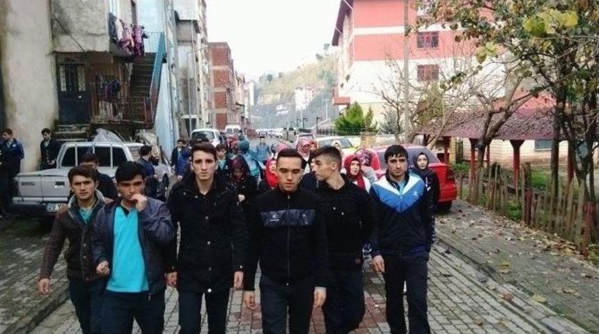 &Ouml;ğretmenlerinin Tayinini Durdurmak İ&ccedil;in İmza Topladılar